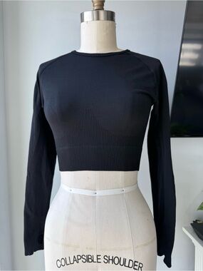 Amazon Black Seamless Long-Sleeve Cropped Top